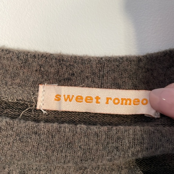 Sweet Romeo Crew Neck with Cute Opening in neck - Size small - Grey/Green - Picture 3 of 4